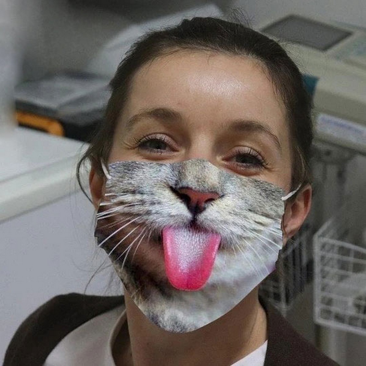 μάσκα στο γατάκι προσώπου με τη γλώσσα