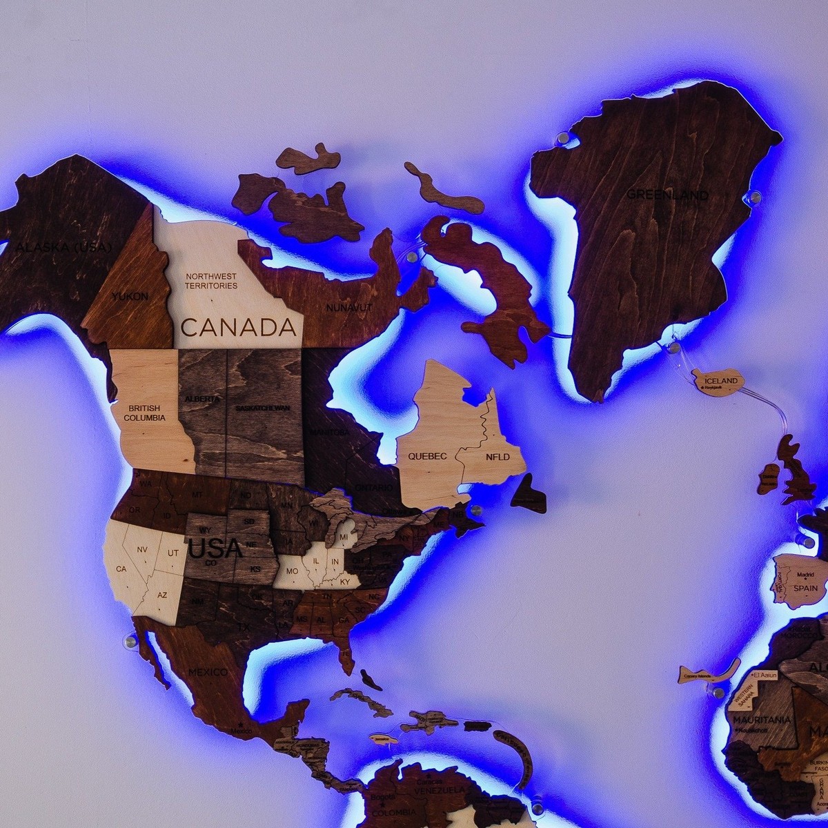φωτιζόμενος ξύλινος παγκόσμιος χάρτης σε έναν τοίχο