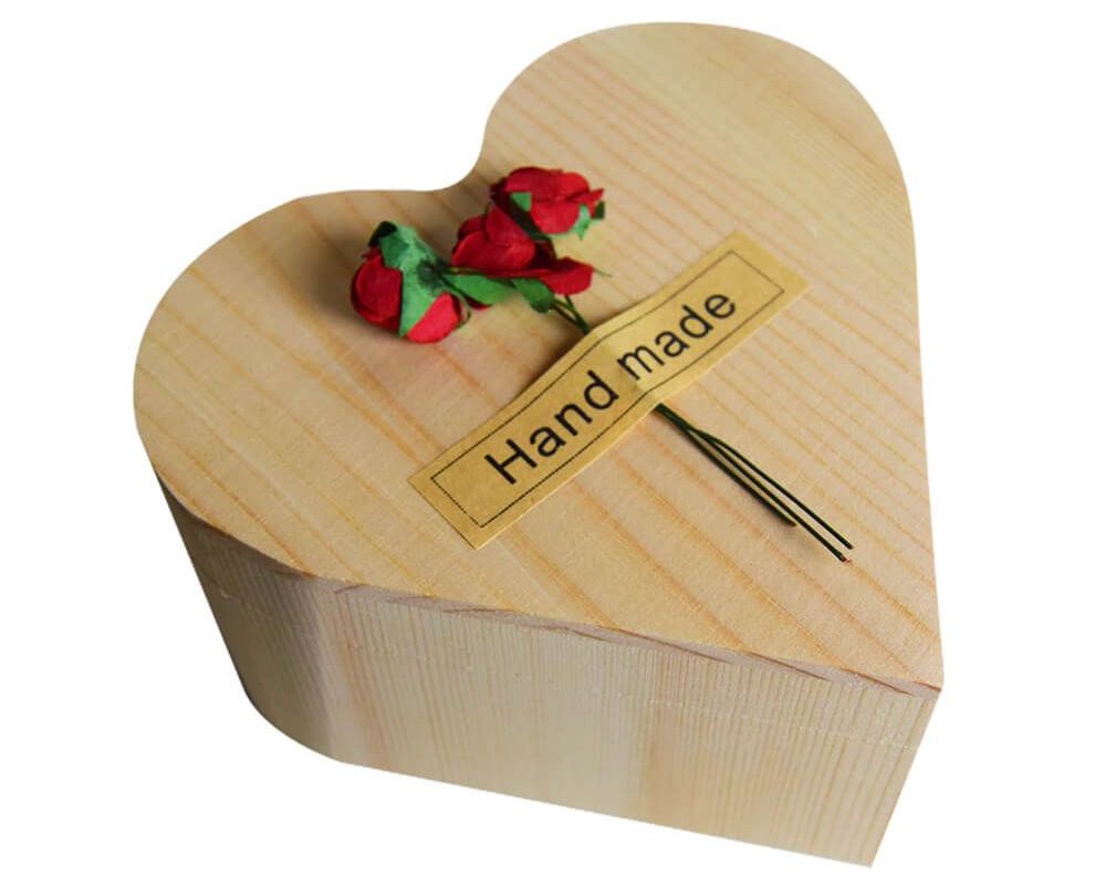 τριαντάφυλλο σε κουτί σε σχήμα καρδιάς από ξύλο
