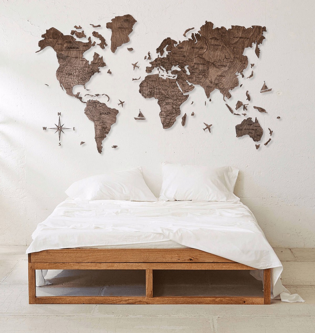 ξύλινος παγκόσμιος χάρτης στον τοίχο