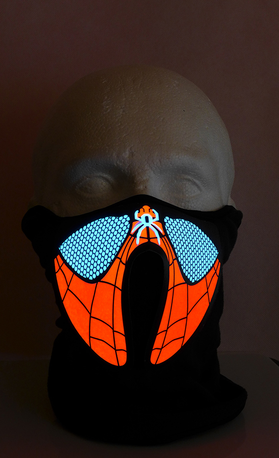 Η Spiderman οδήγησε τη μάσκα
