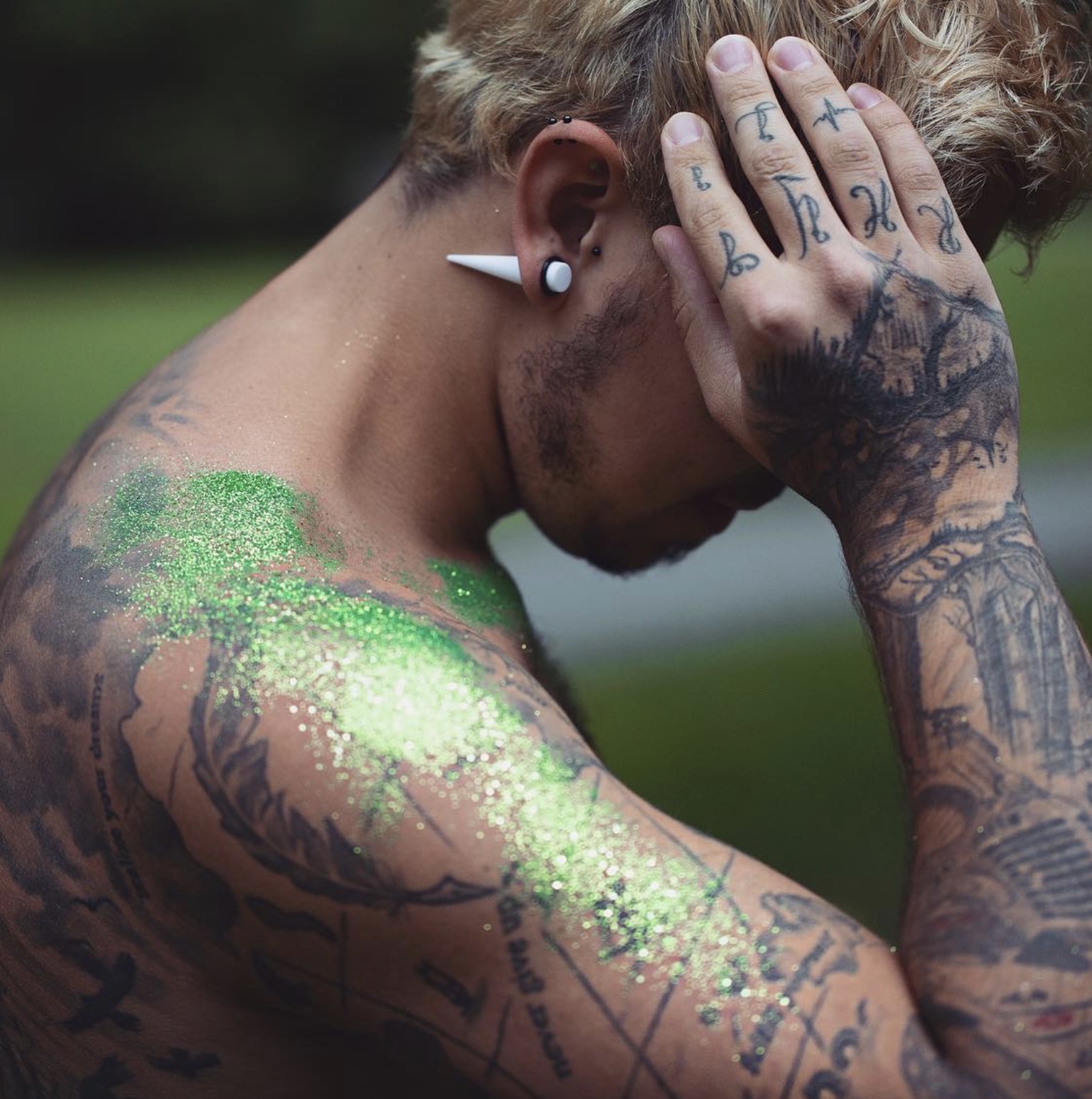 πράσινα glitter λαμπερά στολίδια στο δέρμα τρίχας του σώματος