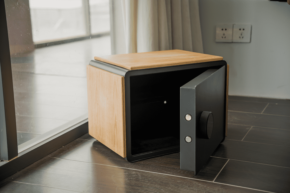 ξύλινο μίνι χρηματοκιβώτιο με καρφίτσα ή εφαρμογή smartphone